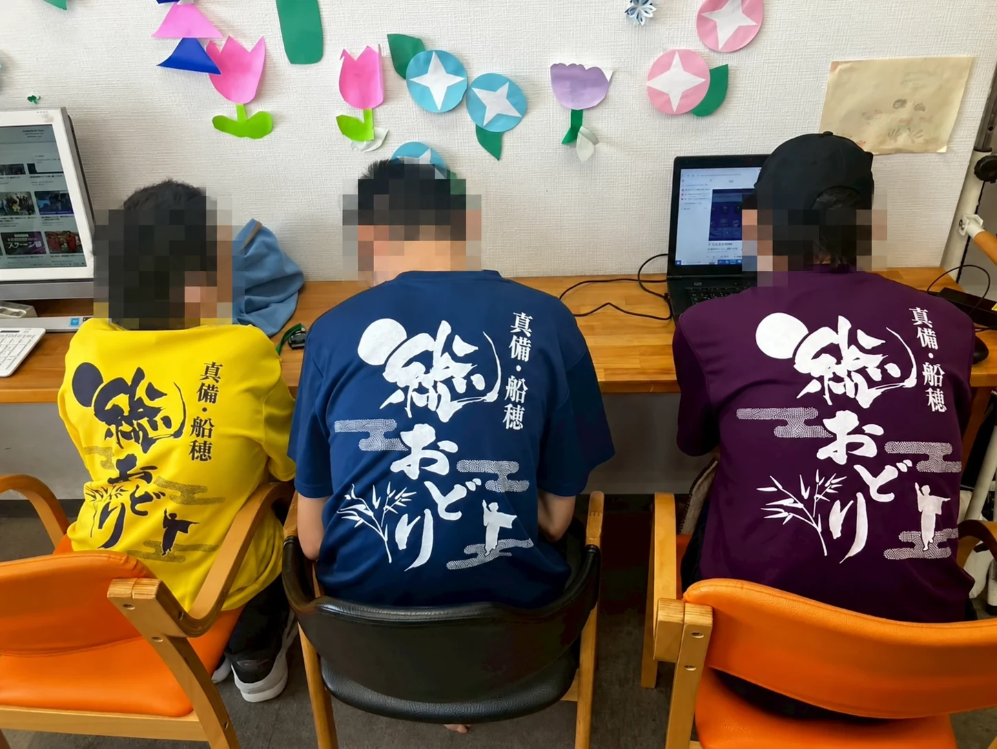 はっぴ姿でパソコンに向かう利用者さん